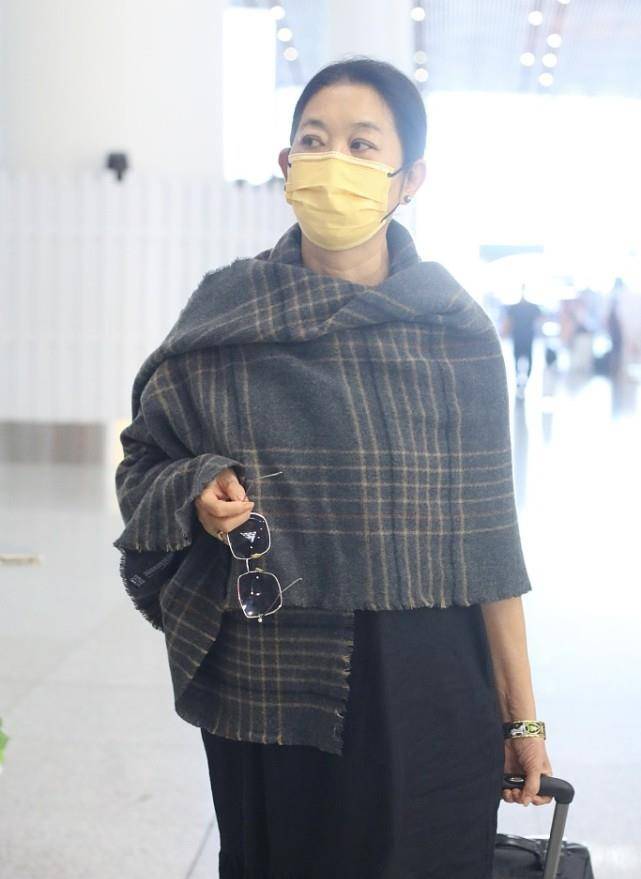 黑色 倪萍穿出“妈妈风”的感觉，黑色长裙配格纹披肩，素雅低调挺艺术