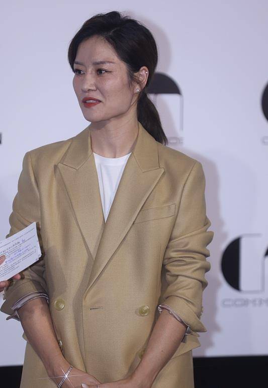 李娜 朱婷穿上了西装，网友：“太像模特了”，同框李娜对比更明显