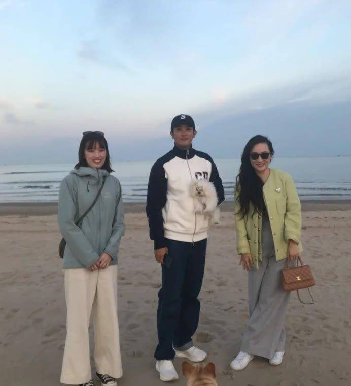 身材 网友海边偶遇杜江一家?霍思燕身材明显发福,与杜江形成鲜明对比