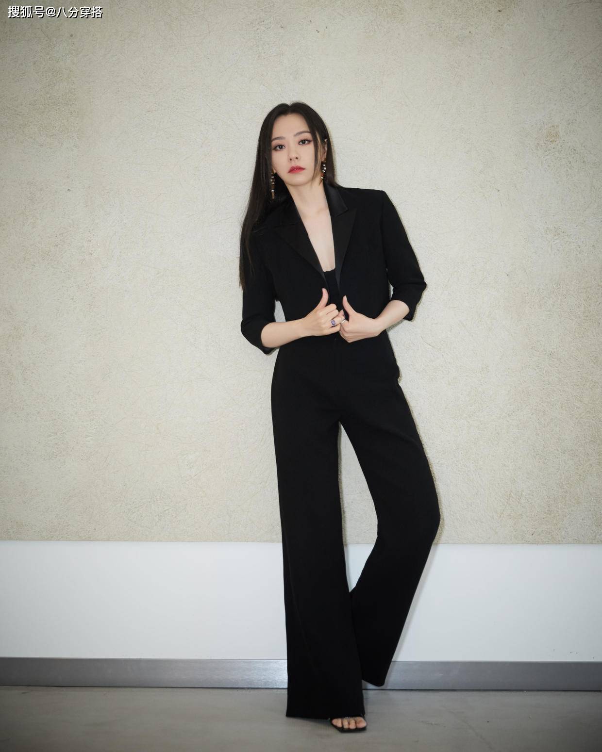 身材 张靓颖真是微胖界代表，穿西装和开衩裙秀“酒杯腿”，气质太招摇