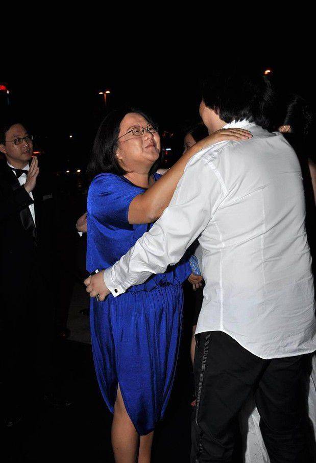 前妻 洪晃作为陈凯歌的前妻,感觉文学素养挺高的,穿着普通但气质高级