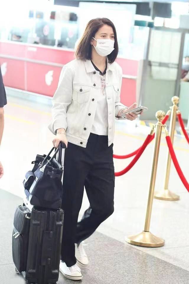 牛仔 袁咏仪携张智霖走机场，穿牛仔外套显瘦又显年轻，真不像是71年的