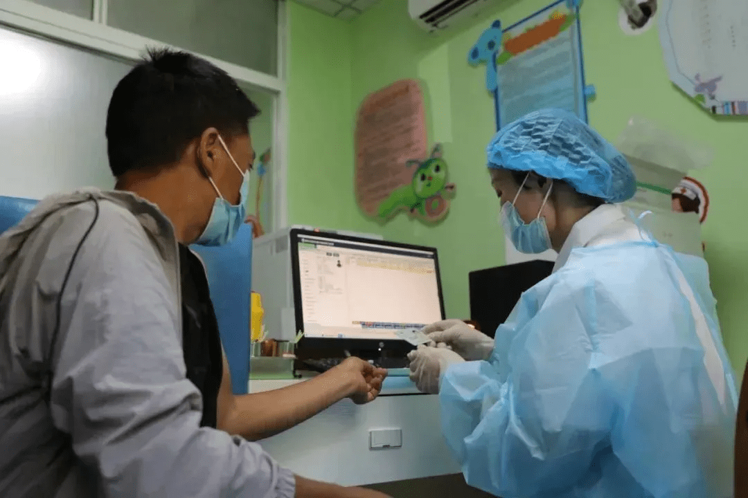 兴中|贵州4地开打新冠疫苗“加强针”，这些人需要打！