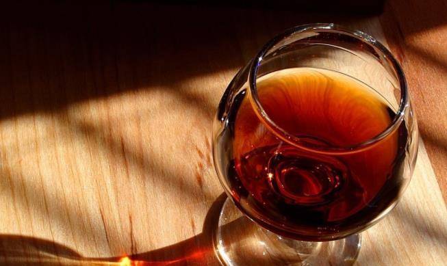 因为|为什么葡萄酒底部会有个很深的凹槽?听完行内人讲解,涨知识了