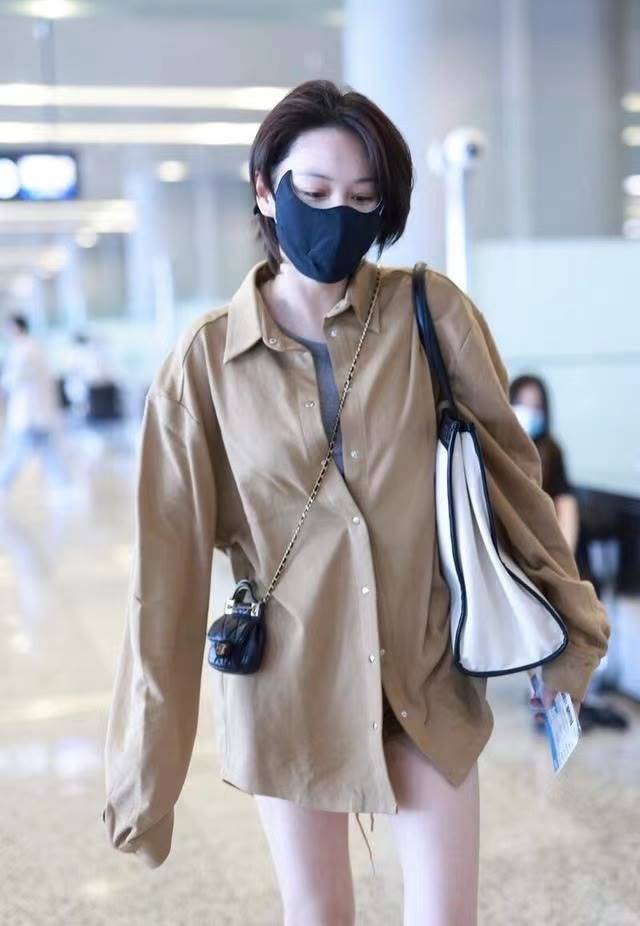 下半身 张馨予穿“男友衬衫”走机场，169身高配及臀裤，一双长腿太瞩目