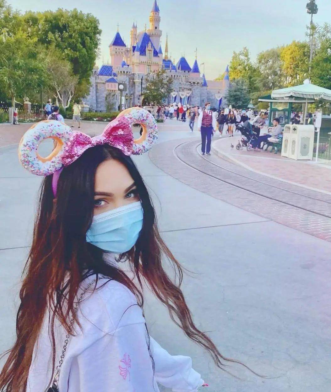 仙女辣妹鼻祖重出江湖，35岁梅根裙装造型又拽又撩，诠释极致性感