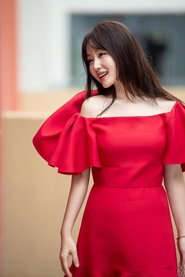 整体 杨钰莹不是装嫩是真嫩，穿黄色连衣裙活力减龄，看着像18岁少女