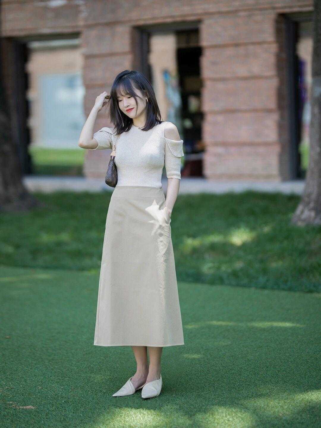 图片 秋冬的半身裙这样穿，时髦百搭又显气质，普通女生也能驾驭