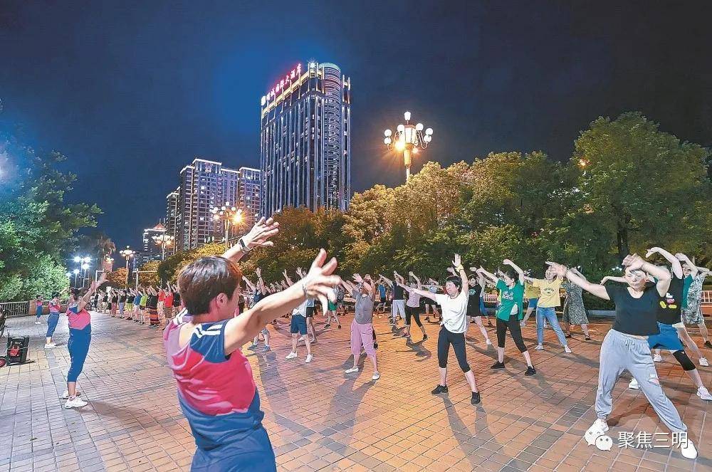 東新公園,西江濱公園的廣場景觀燈下,聚集了很多跳廣場舞的大媽,散步