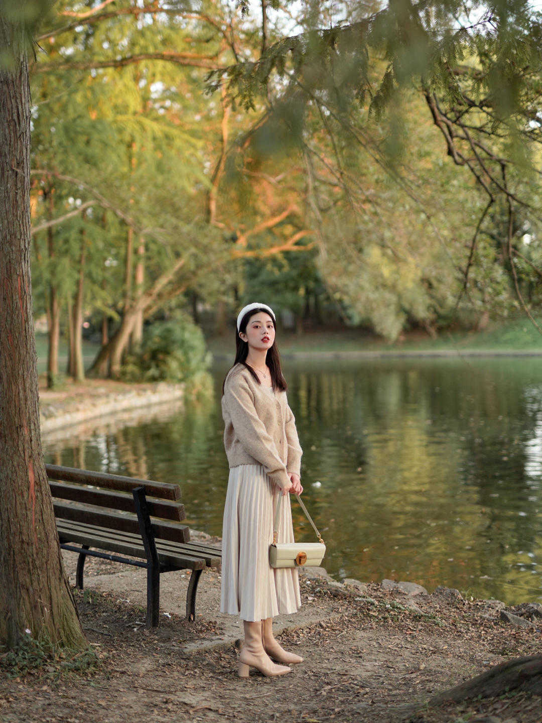 图片 秋冬的半身裙这样穿,时髦百搭又显气质,普通女生也能驾驭