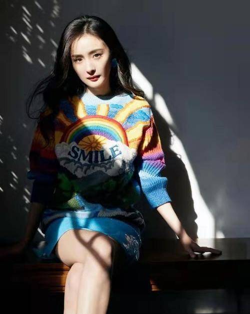 毛衣 秋天到了,又想起杨幂这组经典照片!毛衣配裙子,百看不厌啊