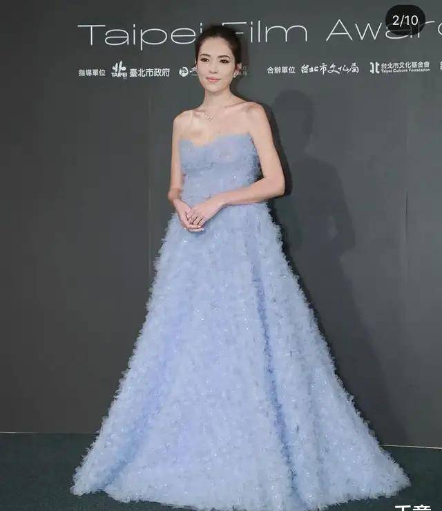上半身 林心如变脸认不出，Ella性感又保守，台北电影节红毯，把我丑笑了