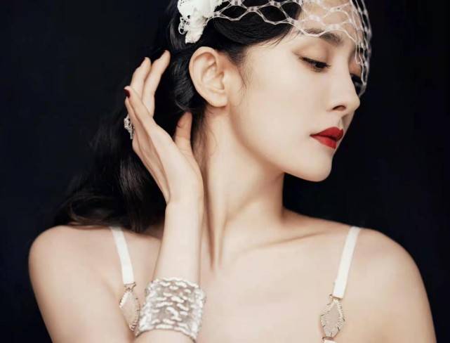 廓形 汤唯不愧是大花!穿深v秀事业线赢过杨幂,压轴出场成红毯大赢家