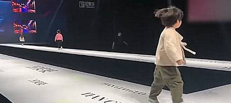 网友 小朋友参加服装秀，走路太嚣张，疑似要打架笑翻网友