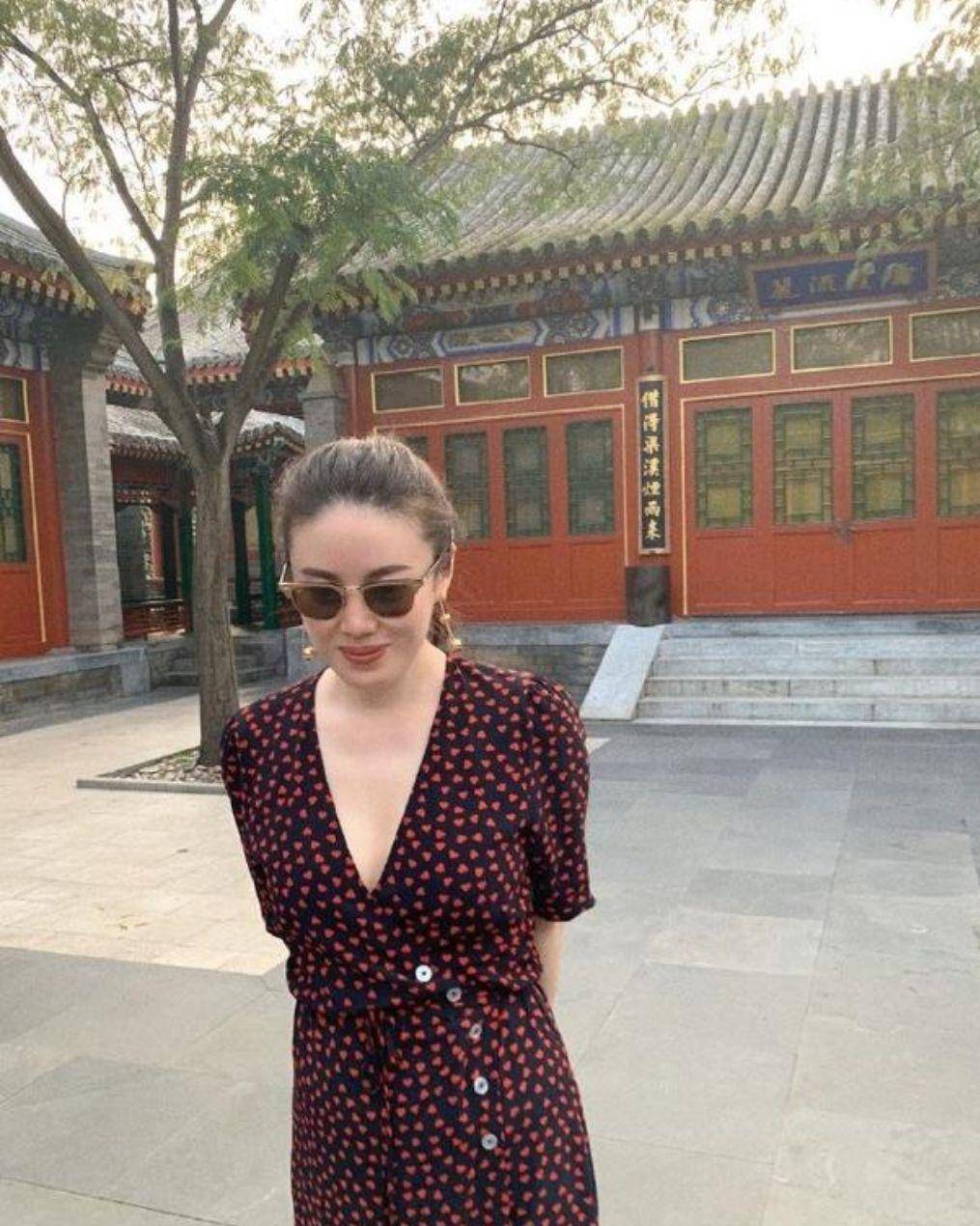 真会 段奕宏的娇妻真会扮嫩，穿V领连衣裙露事业线，齐刘海显得脸超小