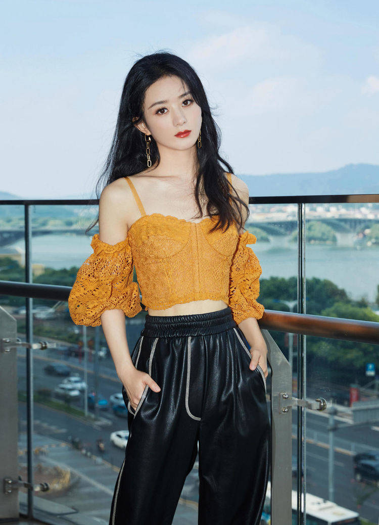 时尚女孩 简单的白衬衫在搭配了吊带外裙之后就变得层次感十足