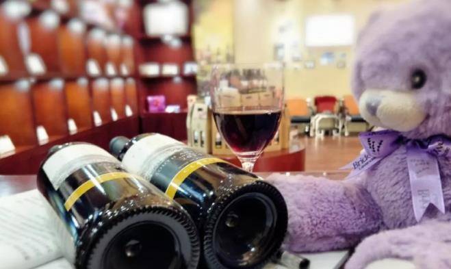 因为|为什么葡萄酒底部会有个很深的凹槽?听完行内人讲解,涨知识了