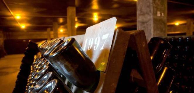 因为|为什么葡萄酒底部会有个很深的凹槽?听完行内人讲解,涨知识了