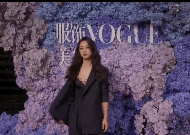 廓形 汤唯不愧是大花!穿深v秀事业线赢过杨幂,压轴出场成红毯大赢家