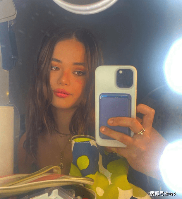 口红邓文迪大女儿晒美照，涂粉色口红略显性感，秀大长腿身材曲线完美