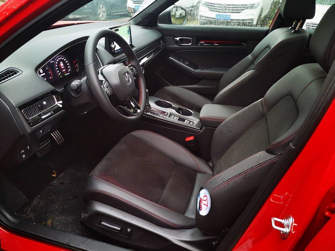 打开车门,第十一代思域的内饰显然更精致了,t型中控台代替了上一代以