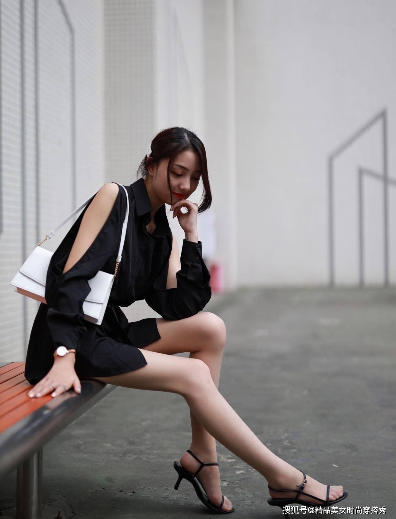 高跟鞋 这件黑色的衬衫下搭一条牛仔短裤，干练又不失女性独特的优雅感