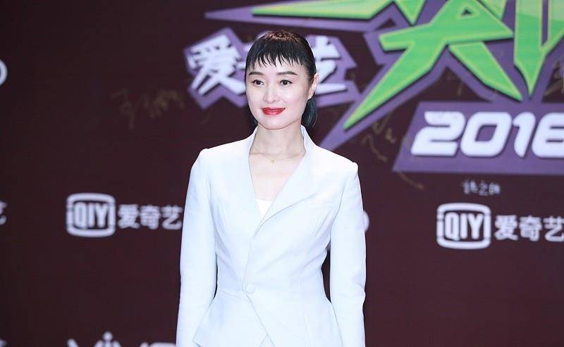 设计 吴越是气质型美女,穿的长裙看着就优雅,但发型奇怪略尴尬