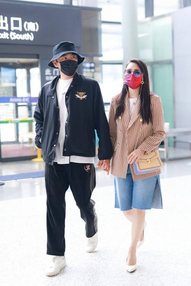 西装 52岁伊能静和42岁秦昊走机场,两人各穿各的,这造型看起来真不搭