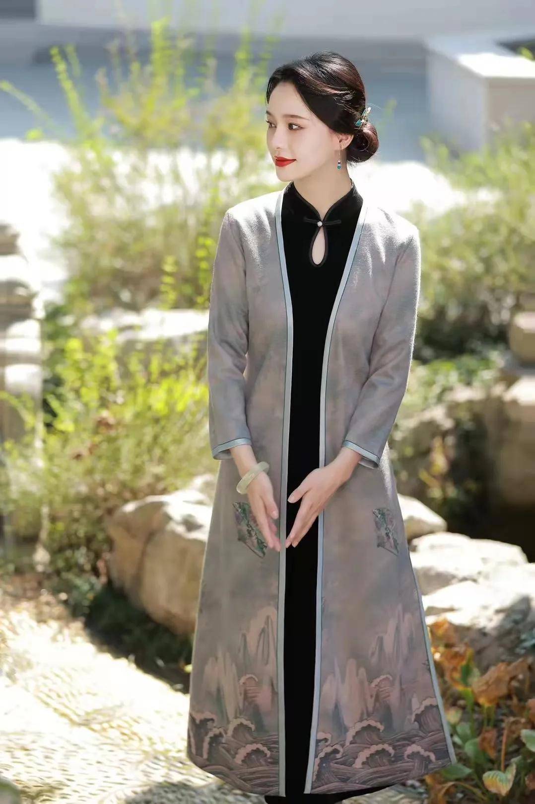 静婉 女人过了40岁,穿衣要显气质,今秋学会这样穿旗袍,优雅又高级!