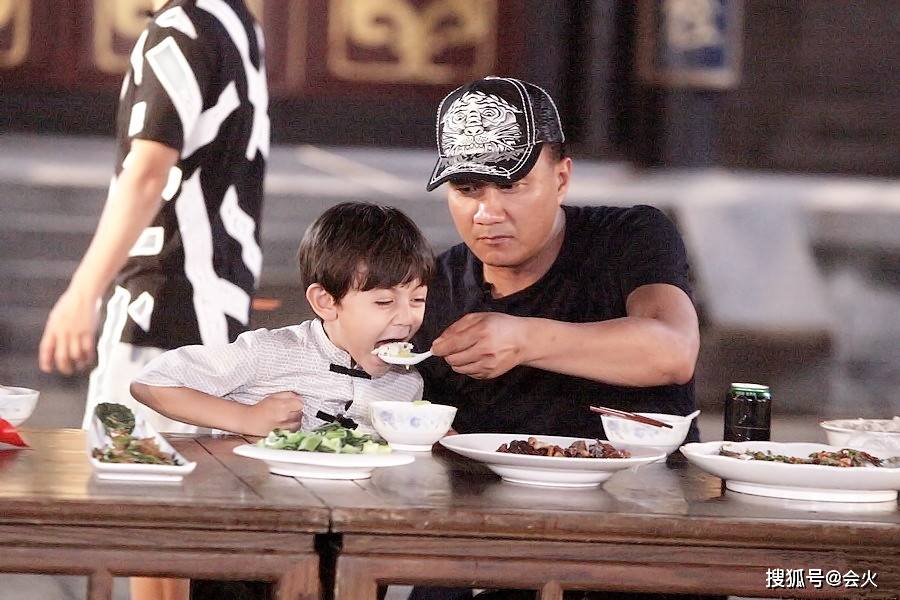 因为|《长津湖》票房破43亿！能让吴京撒娇的硬汉胡军，竟是催泪担当？