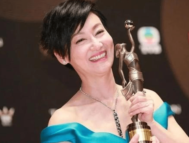 保养 惠英红与胡歌罕同框，短发爆炸头气场强大，两人相差22岁似同龄人