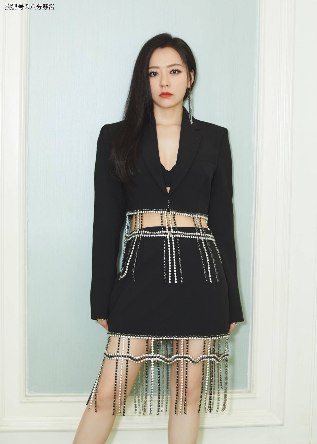 身材 张靓颖真是微胖界代表，穿西装和开衩裙秀“酒杯腿”，气质太招摇