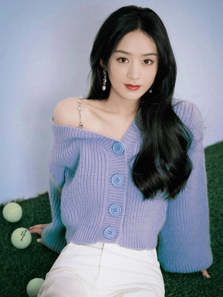 时尚女孩 简单的白衬衫在搭配了吊带外裙之后就变得层次感十足