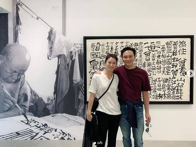 状态偶遇袁咏仪买包合影，没修图还这么年轻，50岁素颜都比柜姐漂亮！