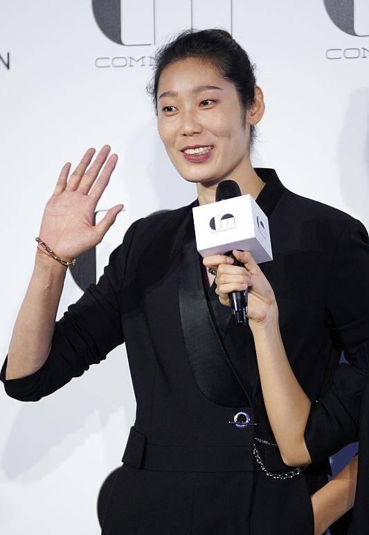 李娜 朱婷穿上了西装，网友：“太像模特了”，同框李娜对比更明显