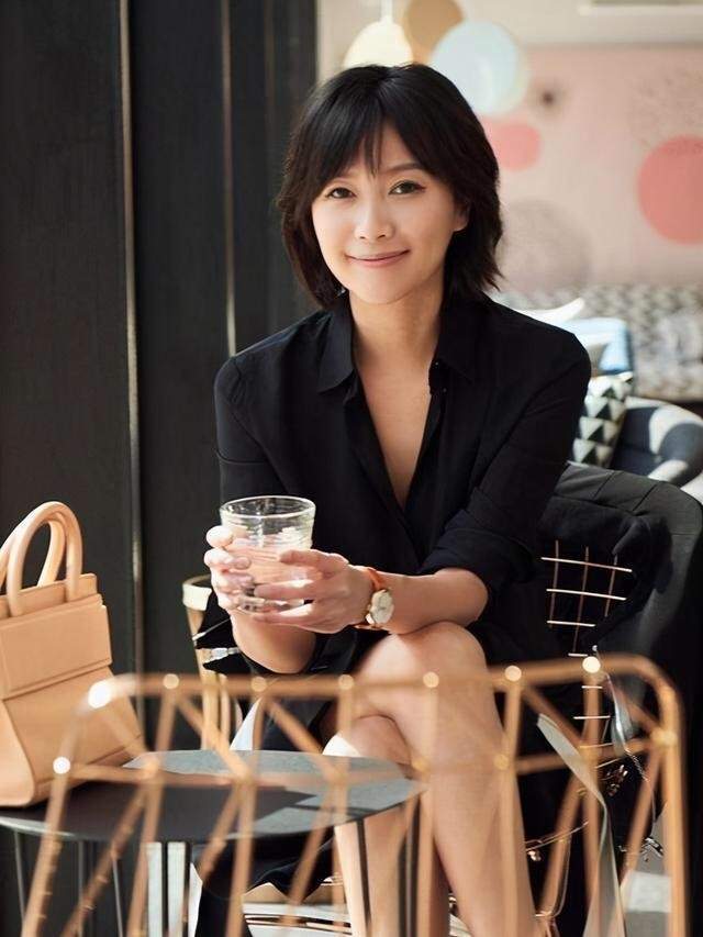 垫肩 徐静蕾长相不算惊艳但很耐看,白衬衫配黑西装,时尚与高级并存