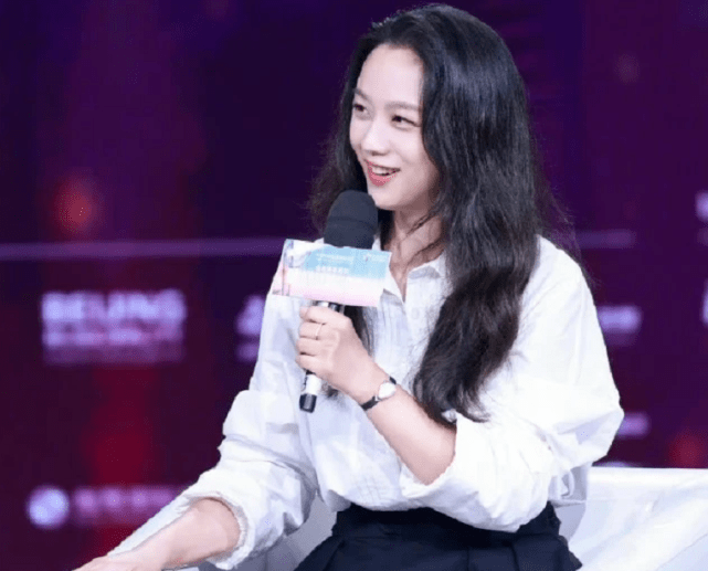 细节 明星把白衬衣又穿火了！三大女星的不同穿搭，让白衬衣“大变身”