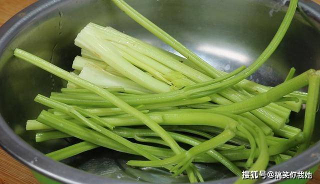 西芹菜怎么做最好吃最简单 0fcfc38429954fa69069fb2b16a78234.jpeg