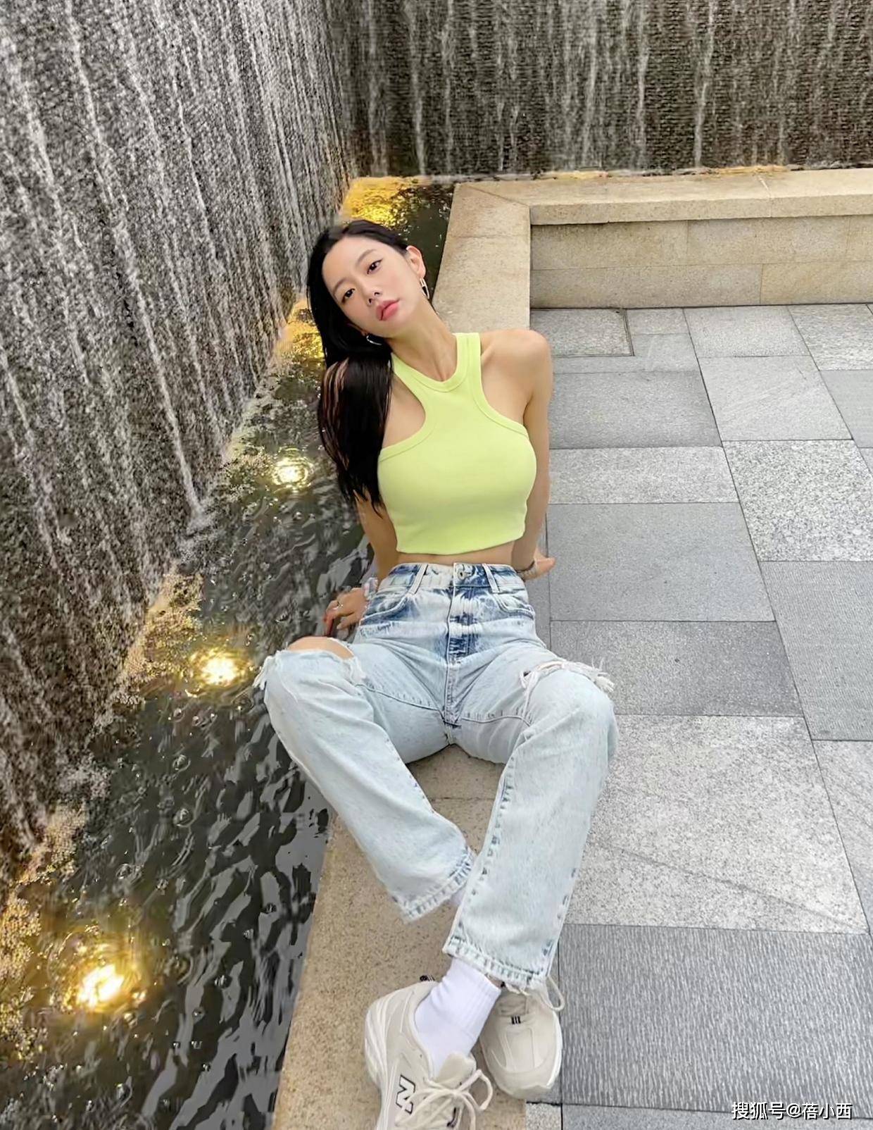 美眉 克拉拉真是“亚洲第一美女”,连土味白色紧身裙,都穿出了高级感