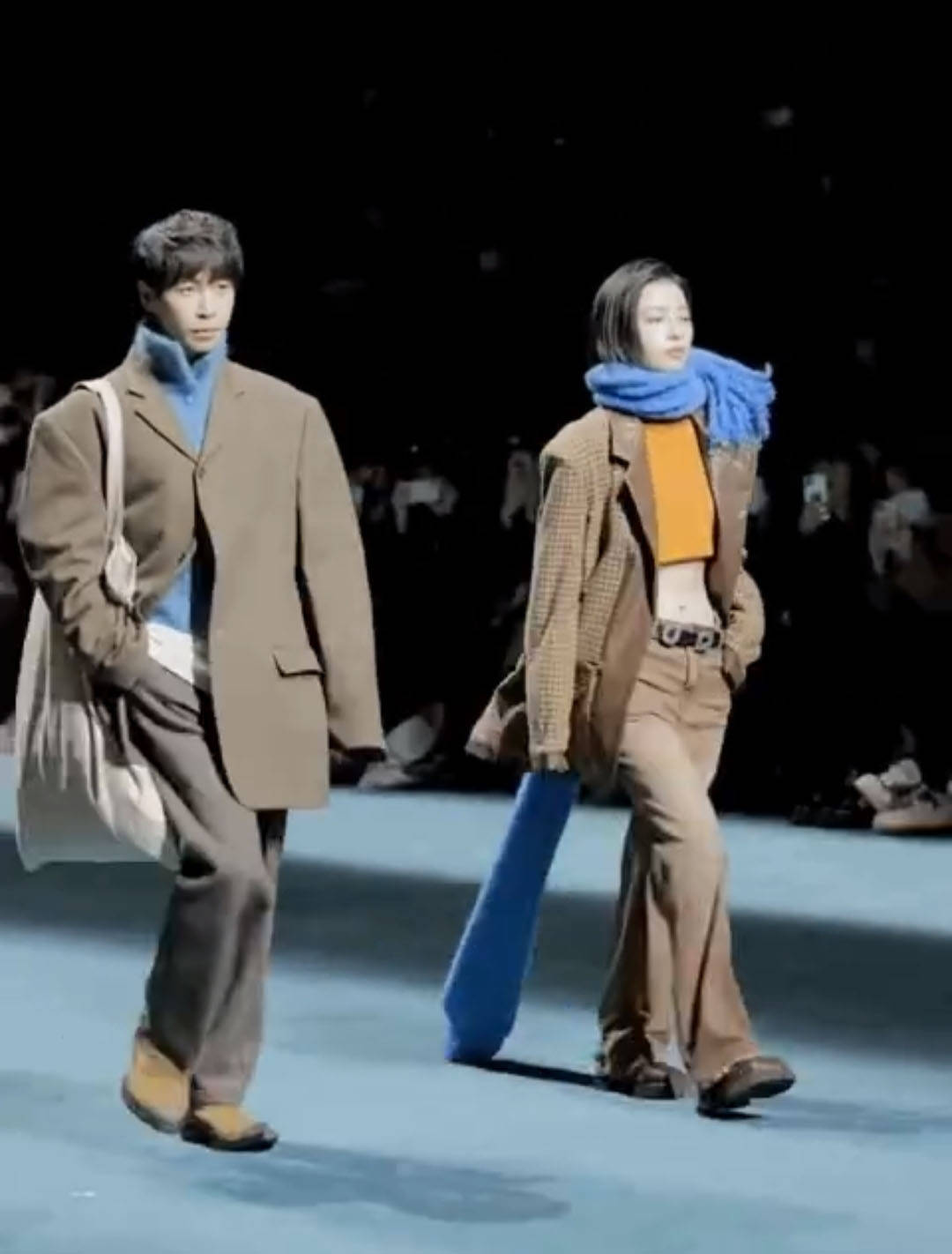 衣架子 周雨彤真的是衣架子吧？不是超模穿这么奇葩的服装居然还挺酷？