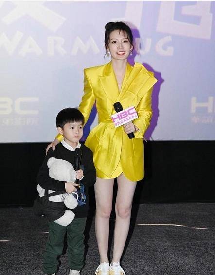 身材 李沁又美出圈了,穿西装裙像邻家少女,腰细腿长很抢镜