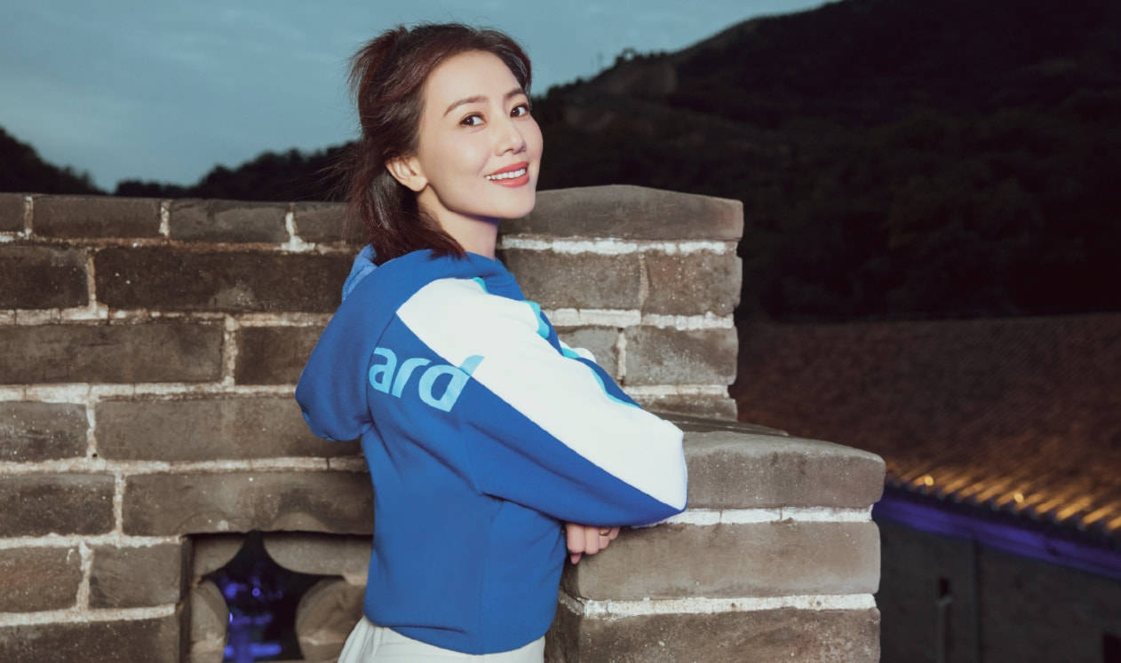 笑容高圆圆与朱广权同框直播，穿白色长裙笑容温婉，五官精致气质优雅