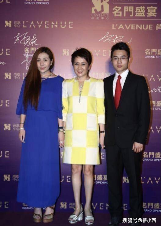 职场 赌王四太梁安琪终于不扮嫩，认真穿小香风连衣裙，气场很难被超越