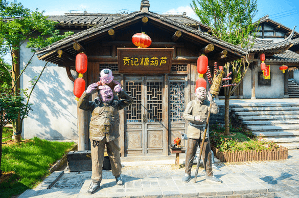 江苏又一座“假古镇”走红，商家全是古装扮相，卖货只收铜板