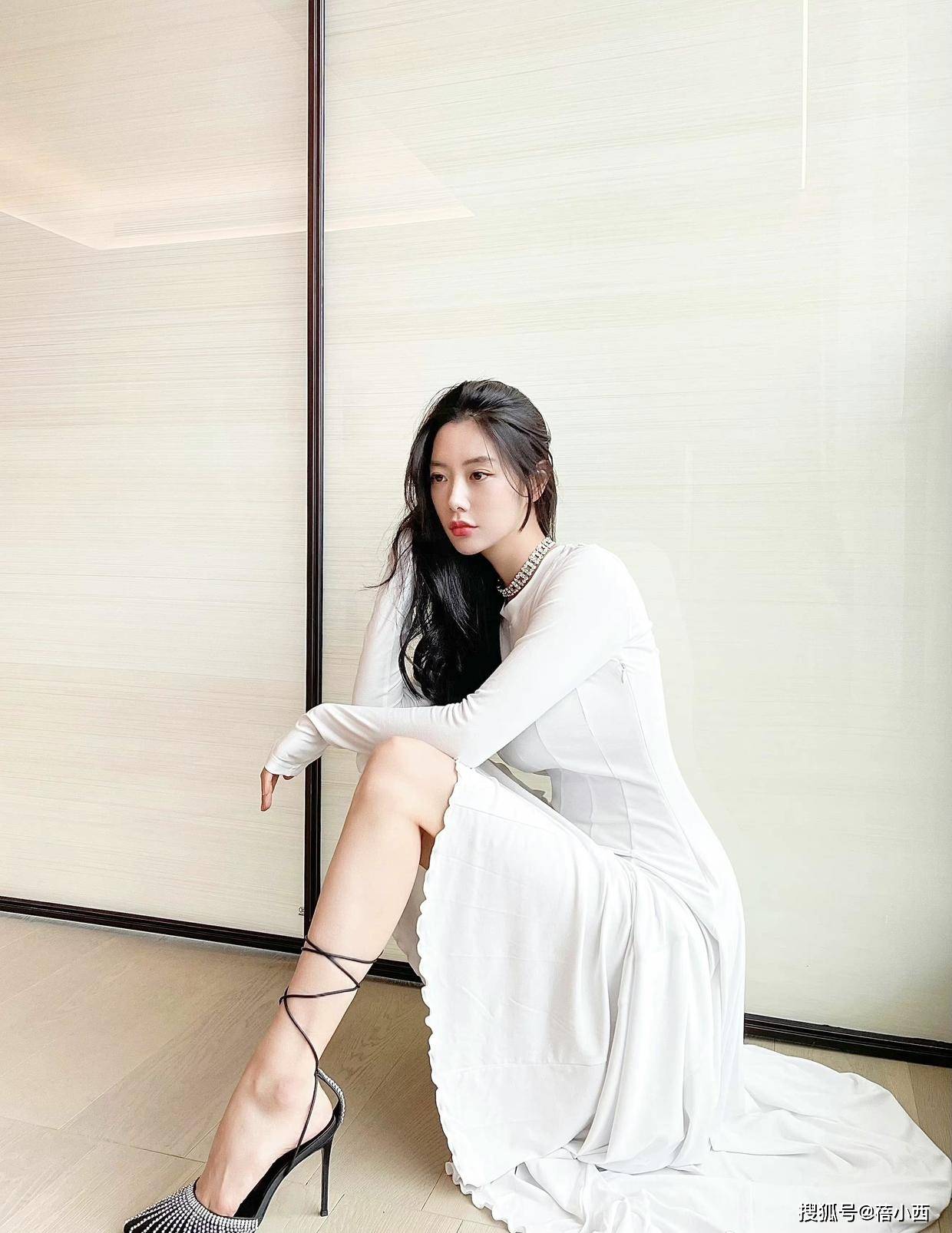 美眉 克拉拉真是“亚洲第一美女”,连土味白色紧身裙,都穿出了高级感