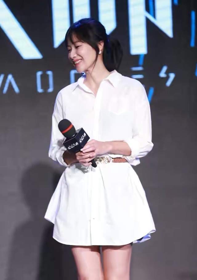 垫肩 徐静蕾长相不算惊艳但很耐看,白衬衫配黑西装,时尚与高级并存