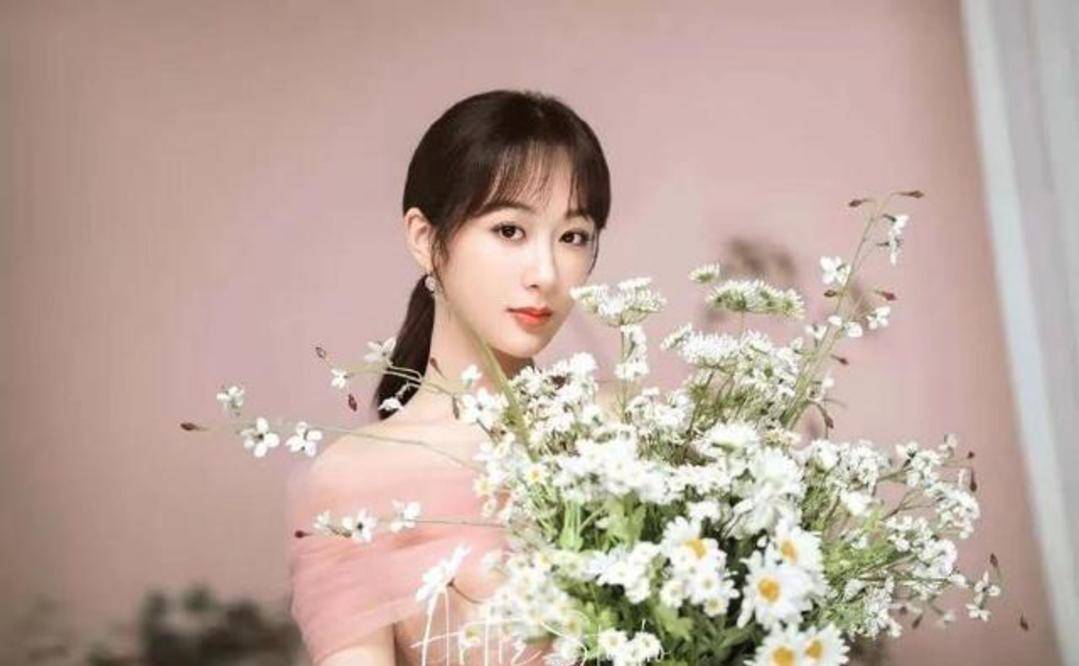 夏雪|杨紫晒库存自拍照，不受《余生》延期的影响：出名很早，未来很长2