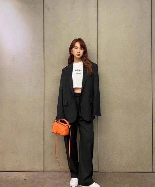 黑色 杨丞琳穿减龄休闲运动装,配一头褐色短发太少女了,不像已婚女人