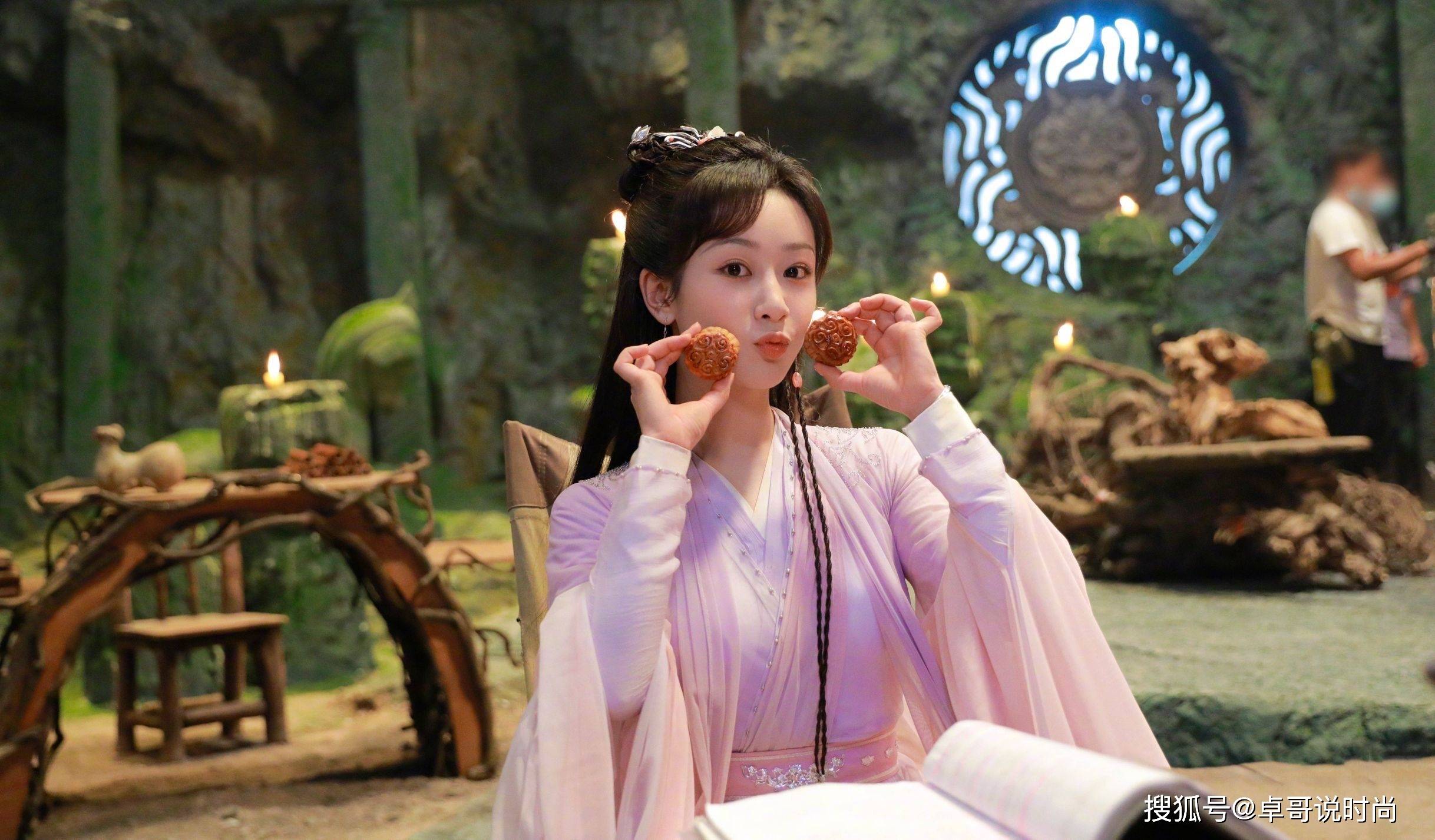 好身材 杨紫新戏杀青，穿蕾丝裙装风格大变样，空灵又唯美，尽显仙女气质