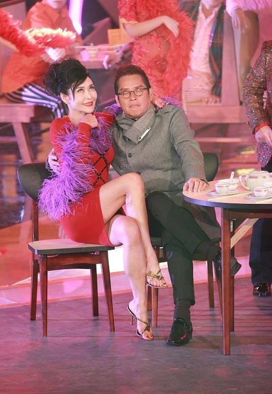 叶玉卿 叶玉卿就是老了,也敢穿紧身裙,身材看着挺不错的